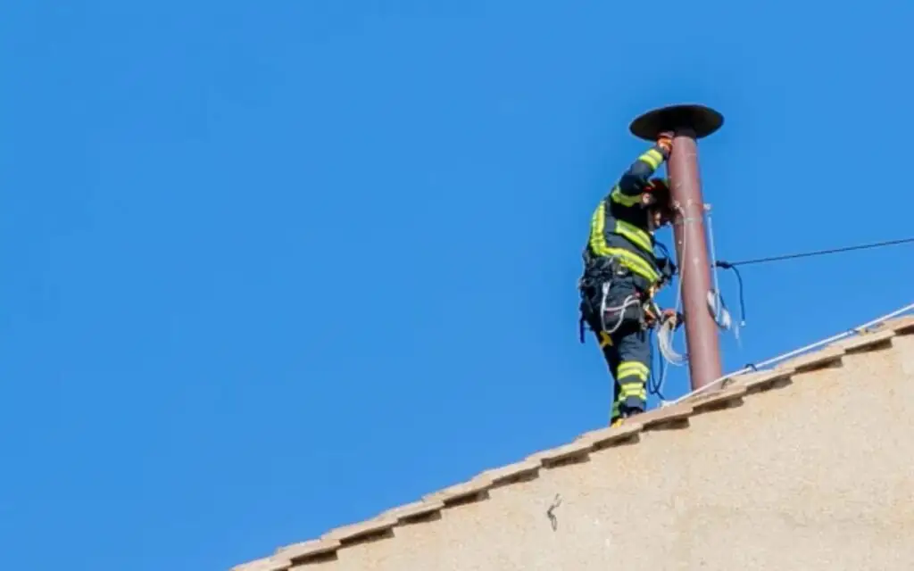 Chaminé da qual sairá a "fumaça branca" que anunciará o novo papa é instalada Chaminé da qual sairá a "fumaça branca" que anunciará o novo papa é instalada