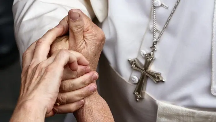 Publicada a primeira exortação apostólica de Robert Prevost, um trabalho iniciado por Francisco sobre o tema do serviço aos pobres, em cujo rosto encontramos “o sofrimento dos inocentes”. O Papa denuncia a economia que mata, a falta de equidade, a violência contra as mulheres, a desnutrição, a emergência educacional. Ele faz seu o apelo de Bergoglio pelos migrantes e pede aos fiéis que façam ouvir “uma voz que denuncie”, porque “as estruturas da injustiça devem ser destruídas com a força do bem