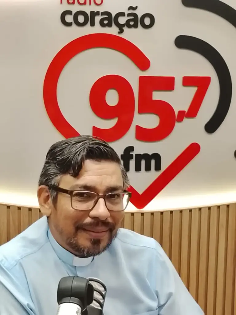 Rádio Coração lamenta profundamente a perda do Padre Alexsandro Lima Rádio Coração lamenta profundamente a perda do Padre Alexsandro Lima