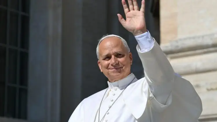 Foi publicado hoje o relatório anual do fundo que reúne as doações destinadas ao Papa para sustentar sua missão no mundo e apoiar iniciativas de caridade. O documento informa que, em 2025, essas contribuições totalizaram 57,6 milhões de euros. Entre os países mais generosos destacam-se Estados Unidos, Itália e Brasil. Diversos projetos foram financiados, como a construção de igrejas no Egito e de um convento no Sri Lanka.