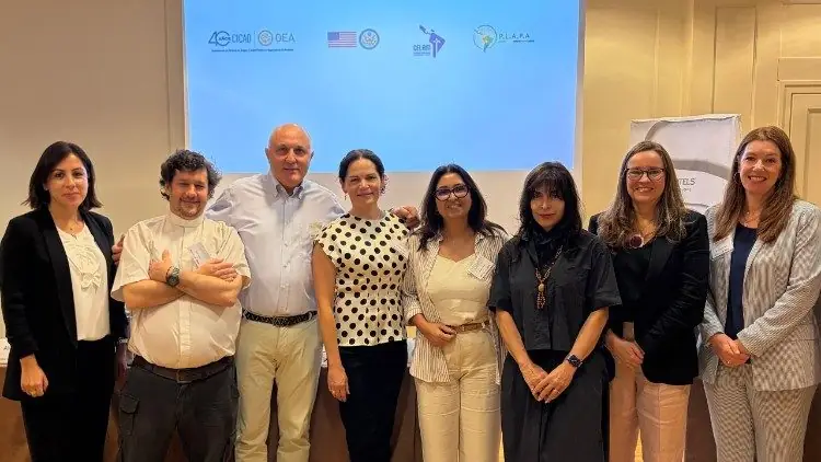O encontro internacional promovido pelo CELAM, pela CAL e pela OEA, de 25 a 27 de agosto, reúne experiências de prevenção, recuperação e integração e propõe uma resposta baseada na comunidade, na fé e na corresponsabilidade diante dos vícios e do recrutamento criminoso de jovens. O desafio, concordam os protagonistas, não é apenas recuperar aqueles que caíram, mas construir comunidades capazes de impedir que sejam abandonados à própria sorte.