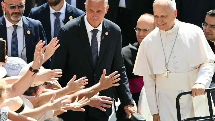 A grandeza de Pedro manifesta-se justamente na sua capacidade de deixar-se transformar por aquilo que Jesus lhe ensina. Depois de compreender que o Messias não veio para conquistar pelo poder, mas para entregar a própria vida, o apóstolo permanecerá fiel a Cristo até o fim, inclusive no martírio. A sua trajetória mostra que a fé não significa ter todas as respostas imediatamente, mas confiar o suficiente para continuar caminhando quando ainda não compreendemos tudo. Como Pedro, somos convidados